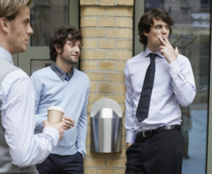 La 'pausa sigaretta' è una delle cinque cause prevalenti di perdita di tempo sul lavoro in azienda. 